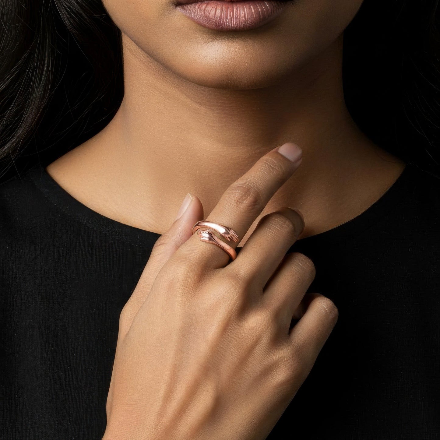 Vielring rose gold hug ring in 925 sterling silver, adjustable fit, symbol of love and connection.