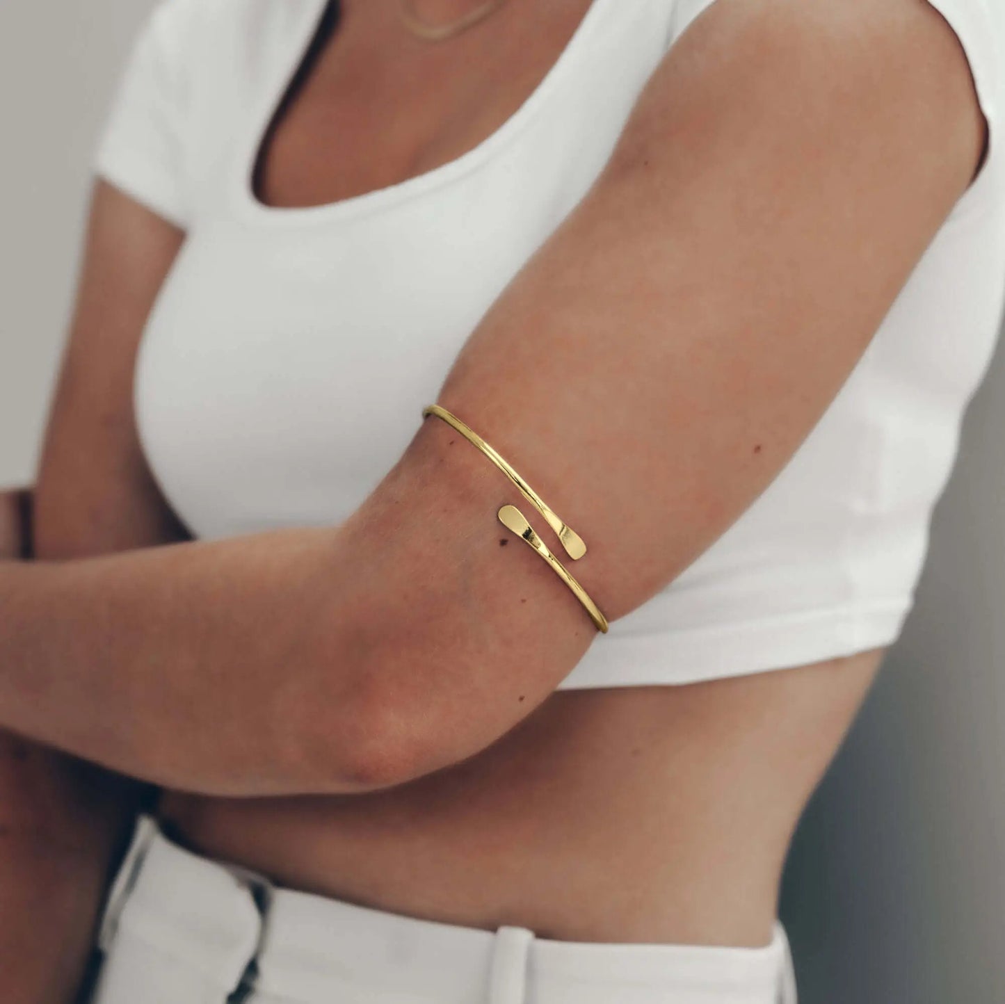 Upper arm bands with hugging ends • Stainless steel
